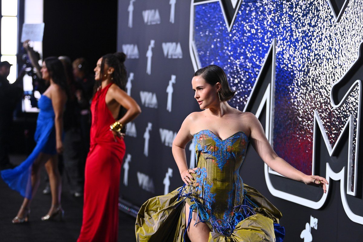 TikToker sues Roblox over her Charli XCX ‘Apple’ dance