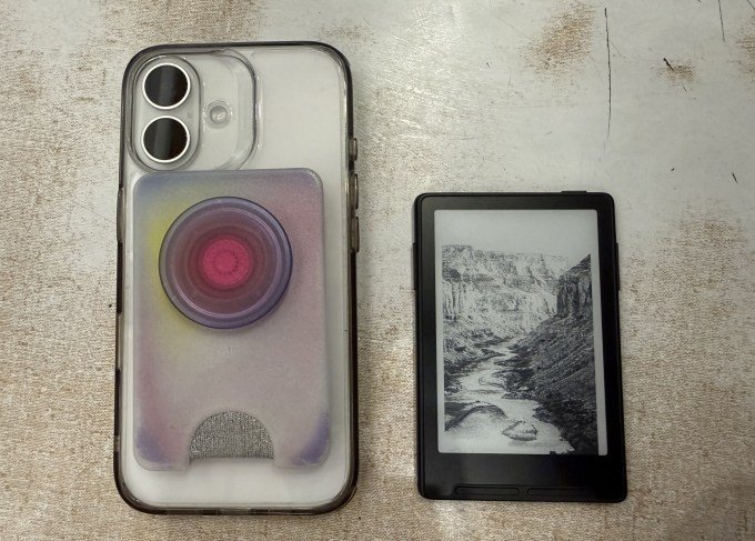 Comparison of a Pop Socket wallet and the Xteink X3